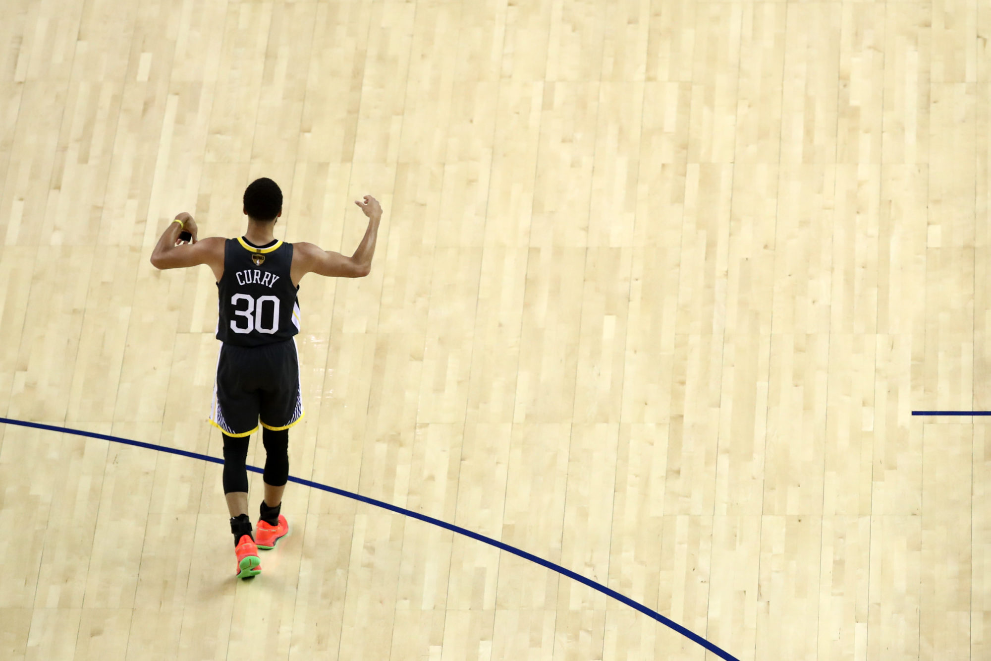 Los Warriors presentan nuevos uniformes recordando Oakland