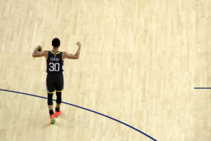 Los Warriors presentan nuevos uniformes recordando Oakland