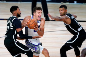 Los Bucks abren las puertas a Harrison Barnes y Bogdan Bogdanovic