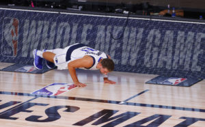 Dallas Mavericks presenta parqué retro para la próxima temporada