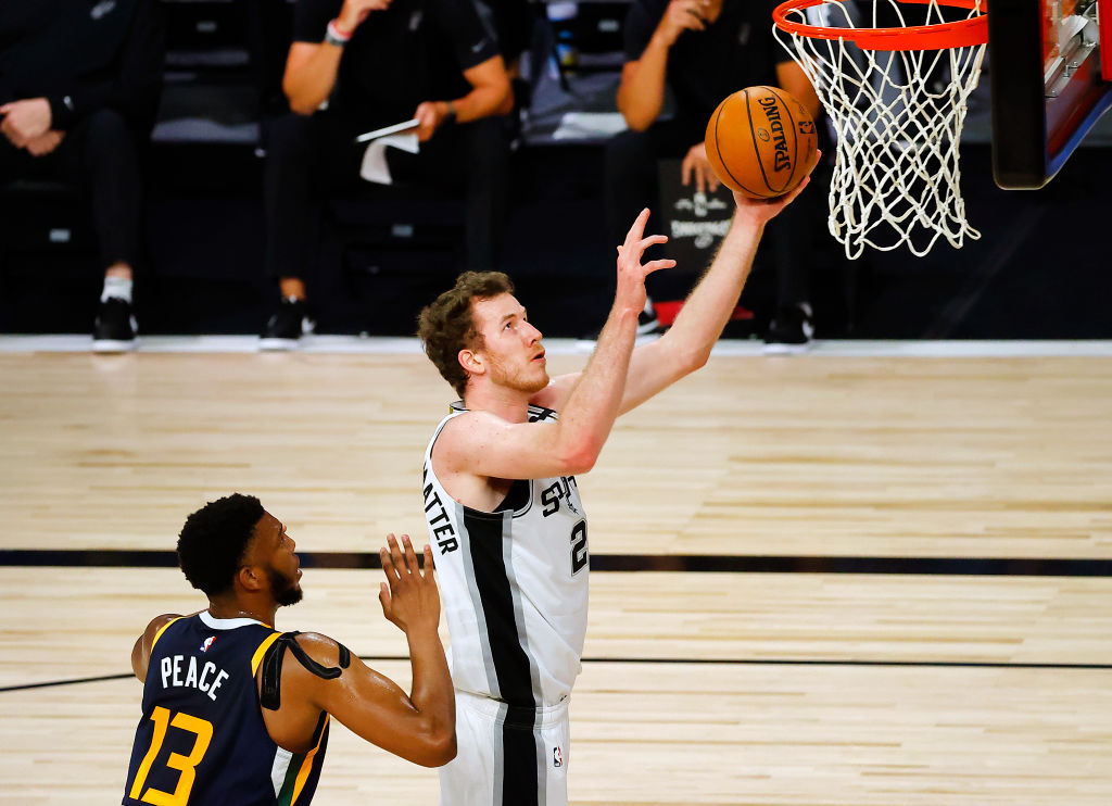 San Antonio seguirá contando con Jakob Poeltl