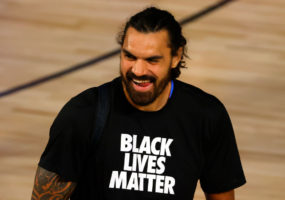 New Orleans firma una extensión de 2 años y 35 millones a Steven Adams
