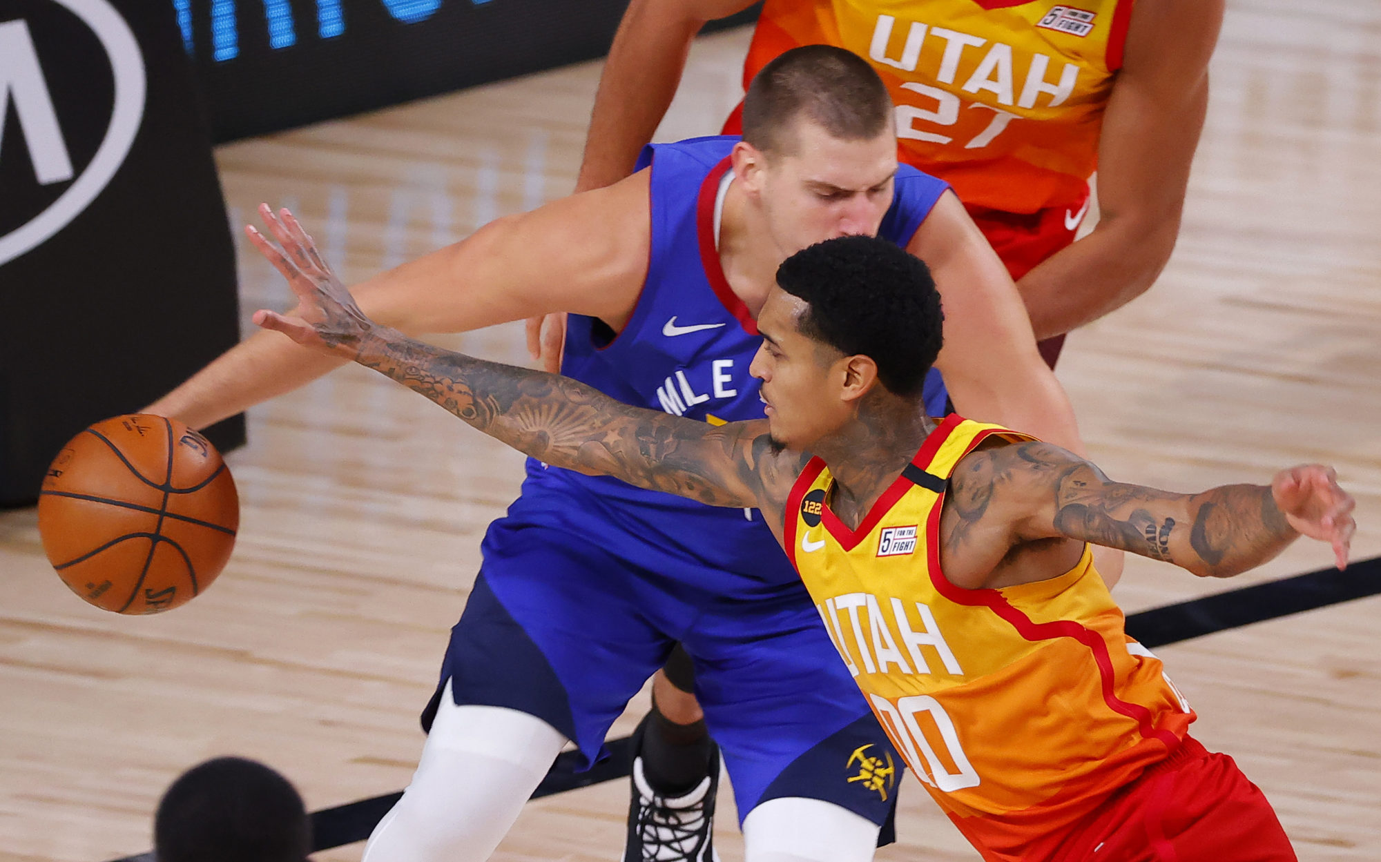 Jordan Clarkson y Derrick Favors acuerdan con los Utah Jazz