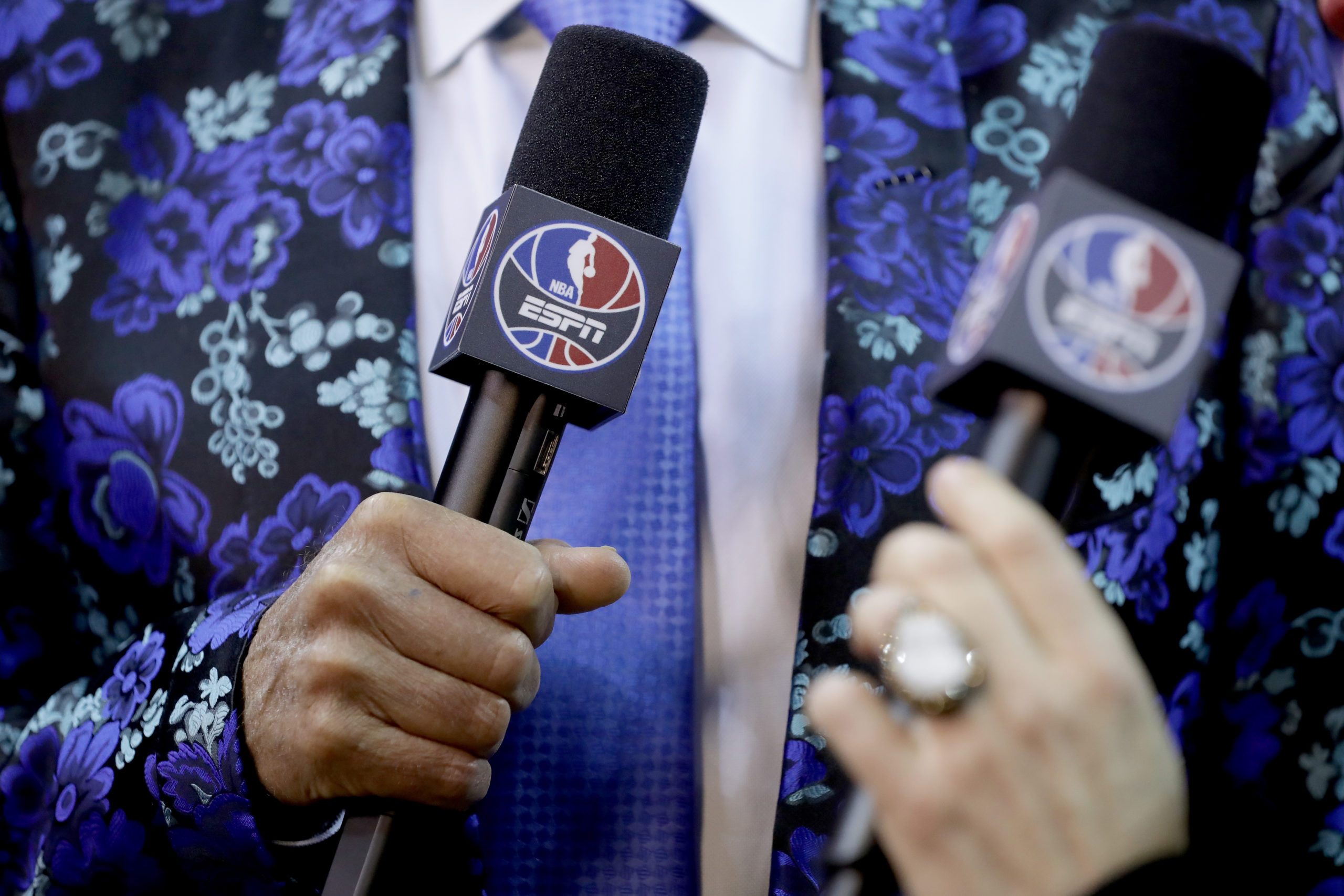 CLEVELAND, OH - JUNE 16: The microphone is seen held by Legendary TNT sideline reporter Craig Sager talks with Game 6 of the 2016 NBA Finals between the Cleveland Cavaliers and the Golden State Warriors at Quicken Loans Arena on June 16, 2016 in Cleveland, Ohio. Sager is on a one game assignment for ESPN. NOTE TO USER: User expressly acknowledges and agrees that, by downloading and or using this photograph, User is consenting to the terms and conditions of the Getty Images License Agreement. (Photo by Ronald Martinez/Getty Images)