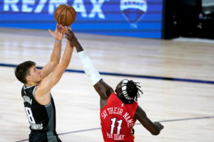 Milwaukee redujo su oferta a Bogdanovic tras hacerse con Holiday