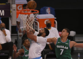 Los Lakers se imponen a los Mavericks en Staples Center
