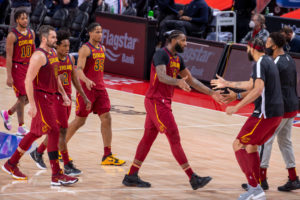 Los sorprendentes Cavaliers ganan a Philadelphia y se ponen 3-0