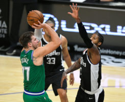 Dallas vapulea a los Clippers con una primera mitad para la historia