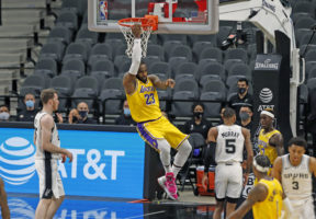 LeBron James alcanza los mil partidos consecutivos anotando diez puntos