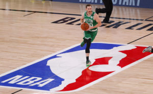 Gordon Hayward muestra su nuevo modelo de zapatillas