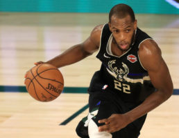 Khris Middleton no da opción a unos Warriors muy vulnerables