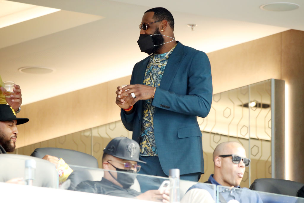 LeBron, feliz por extender su carrera hasta que su hijo pueda jugar con él