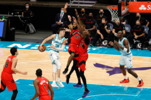 Show de asistencias de LaMelo Ball en su debut