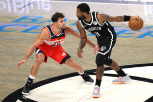Kyrie Irving vuelve a hablar con los medios