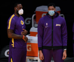 LeBron y Davis debutan en pretemporada con victoria ante Phoenix
