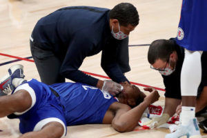 Kawhi Leonard se marcha sangrando tras recibir un codazo de Ibaka