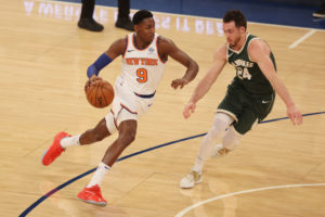 Los Knicks logran su primer triunfo pasando por encima de los Bucks