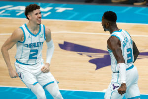 Los Hornets apalizan a los Mavericks en el primer gran partido de LaMelo Ball