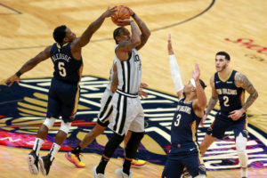 Ball e Ingram se hacen grandes ante San Antonio