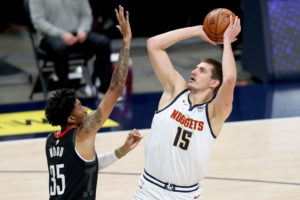 Denver suma su primera victoria con triple-doble de Nikola Jokic