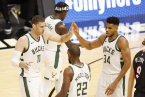 Los Bucks aplastan a los Heat y consiguen el nuevo récord de triples anotados