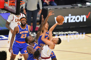 Un triple-doble de Julius Randle comanda el segundo triunfo de los Knicks