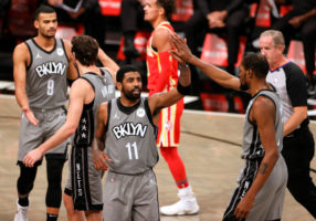 Durant e Irving someten a los Hawks en un partido de alta anotación