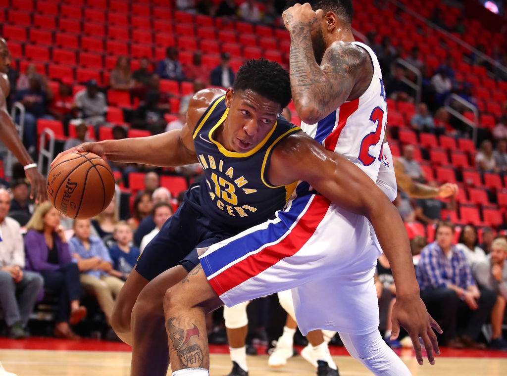 Ike Anigbogu firma por los Pelicans
