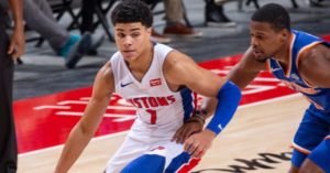 Blake Griffin sale en defensa de Killian Hayes