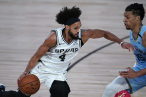 Derrick White sufre una fractura en un dedo del pie