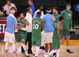Los Dallas Mavericks incluyen tres jugadores en el protocolo de rastreos