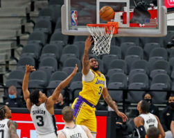 LeBron y Davis lideran el triunfo de los Lakers en San Antonio
