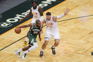 Milwaukee arrasa a Orlando en el último cuarto