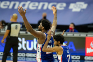 Joel Embiid se rebela ante las adversidades con 45 puntos