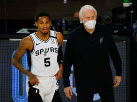 Gregg Popovich motiva a Dejounte Murray: "Estaré pegado a tu trasero"