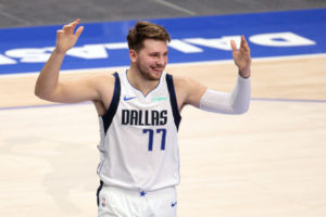 Luka Doncic vuelve al triple-doble para vencer en Houston