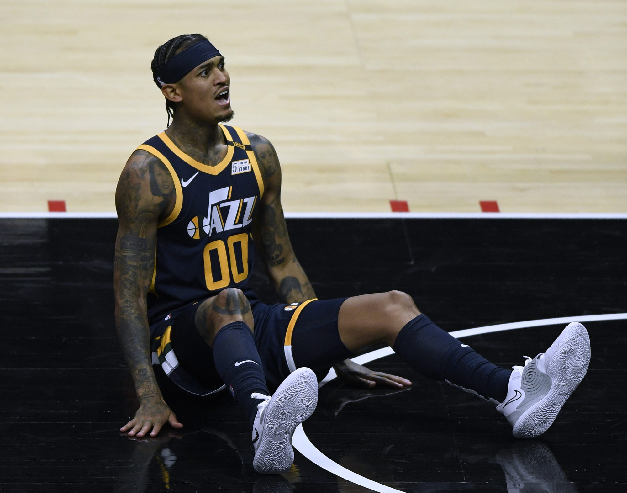 Jordan Clarkson es multado por tomar contacto con un árbitro