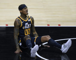 Jordan Clarkson es multado por tomar contacto con un árbitro