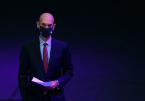 Adam Silver ve posible la vacunación de jugadores como ejemplo
