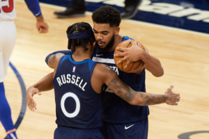 Towns y Russell suman 54 puntos para imponerse a los Bulls