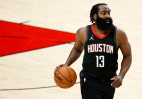 Los Rockets consiguen su primera victoria con 33 puntos de James Harden