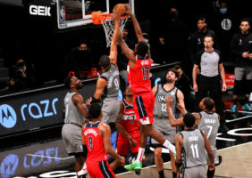 Los Wizards ganan en Brooklyn gracias a una canasta de Thomas Bryant