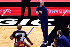 J.B. Bickerstaff no quedó satisfecho con el arbitraje ante los Lakers