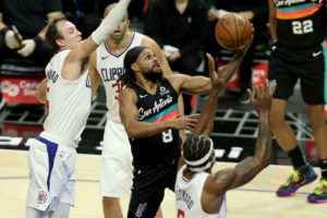 San Antonio sorprende a los Clippers en el Staples