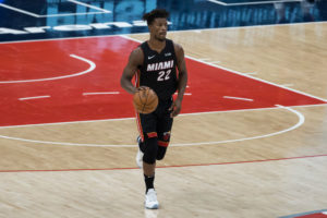 Jimmy Butler vuelve con 30 puntos y Miami recupera la sonrisa