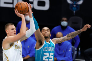 Cuarta victoria consecutiva para Dallas en el regreso de Porzingis