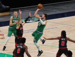 Doncic firma un triple-doble descomunal pero Dallas no puede con los Bulls