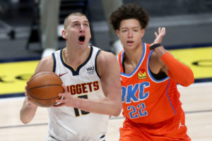 Los Nuggets de Jokic ganan con comodidad a Oklahoma