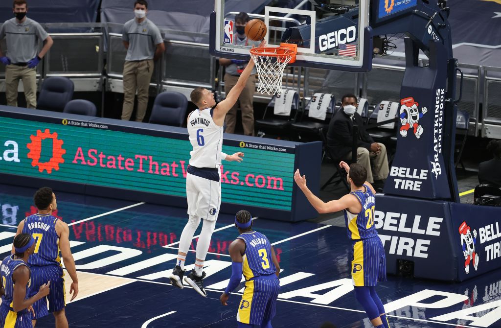Los Mavericks ganan en Indiana liderados por Porzingis