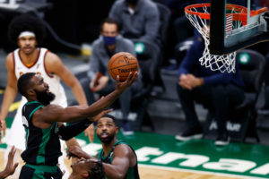 Boston se da un festín ante Cleveland